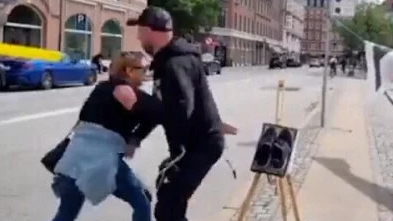 Danimarka polisi yanan Quranı götürmək istəyən qadına hücum etdi - VİDEO